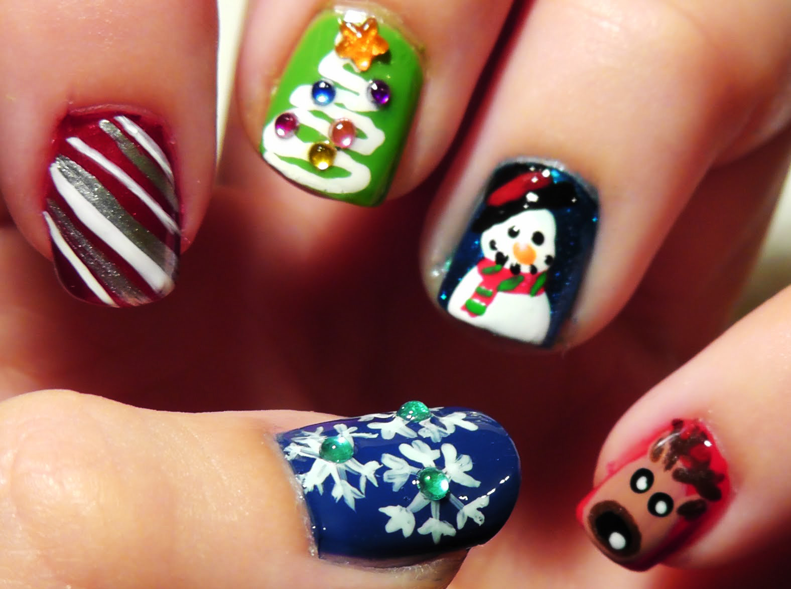 Trendy-Nice-Christmas-Nails-Ideas-2015