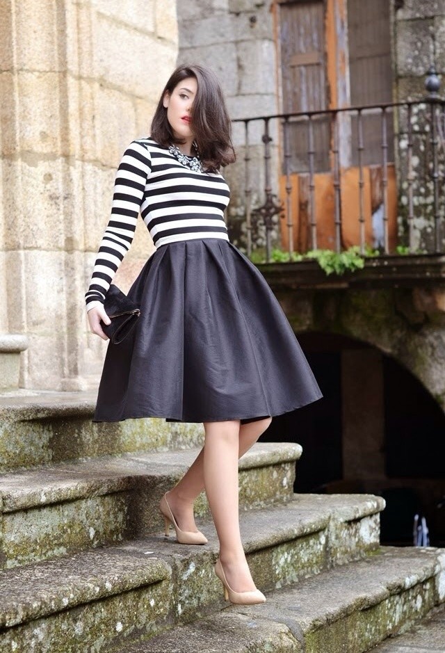 Black-Midi-Skirt-Outfit-with-a-Stripe-Shirt